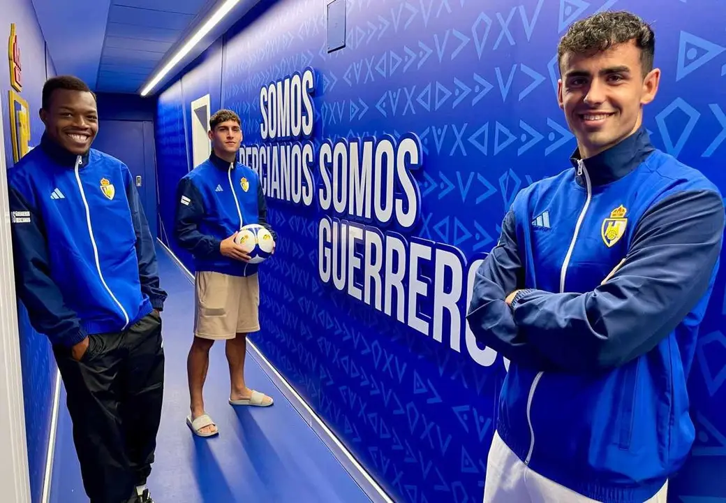 Los jugadores de la Ponferradina posan con sus nuevas equipaciones.