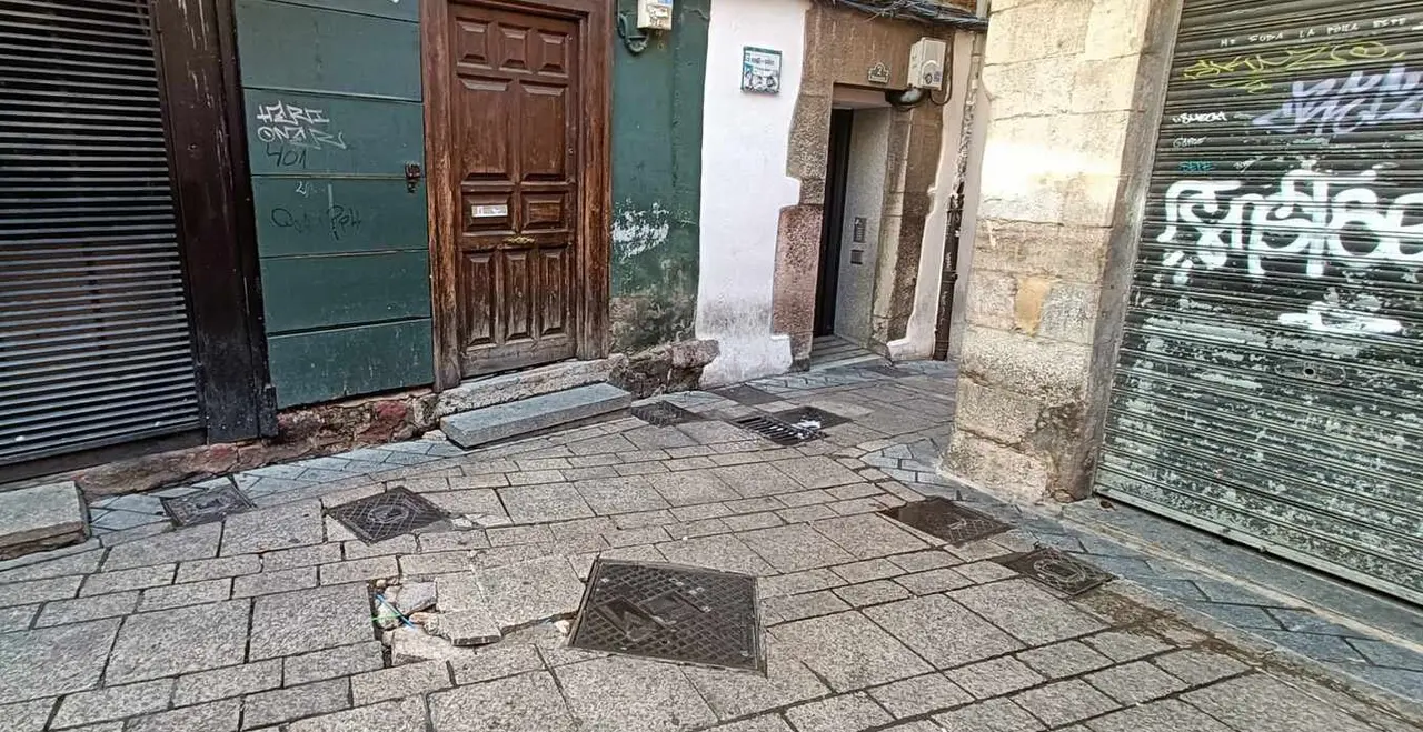 Imagen de la zona urbana deteriorada para la que se pide reparación.