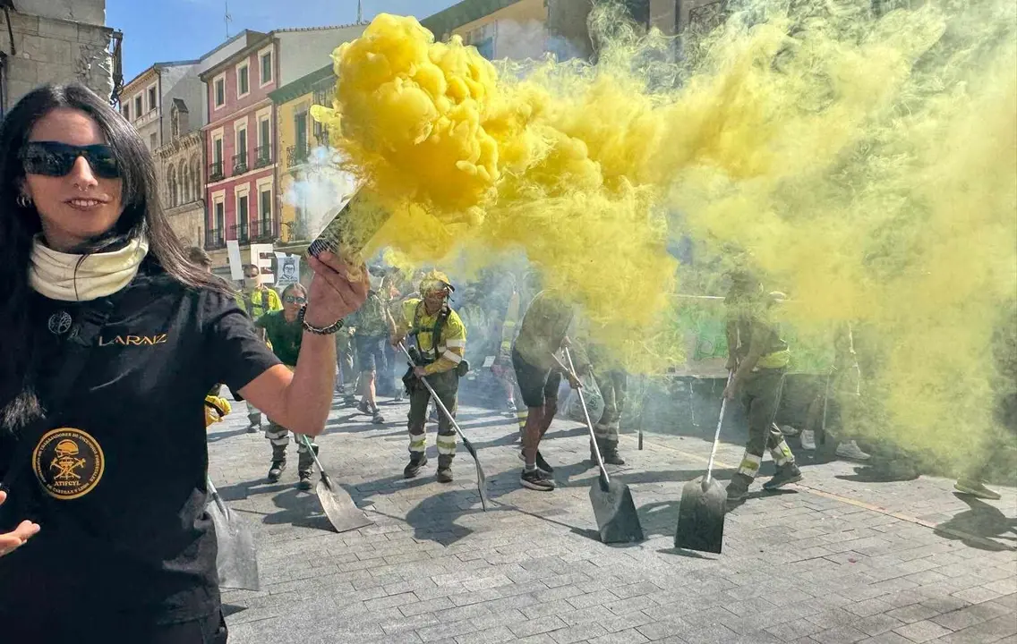 Manifestación y protesta contra la gestión de los incendios este sábado en León.