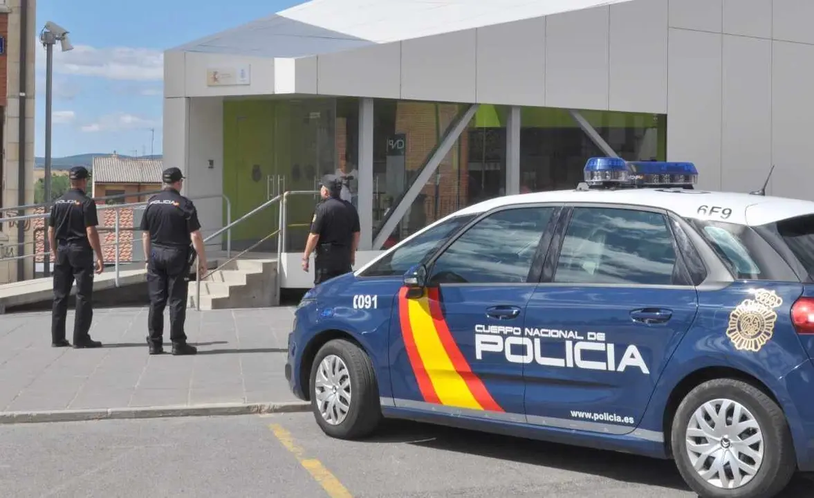 Efectivos de la Policía Nacional en la Comisaría de Astorga.