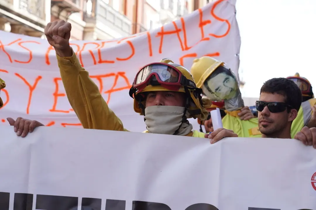 Manifestaci&oacute;n convocada por la Asociaci&oacute;n de Trabajadores de Incendios Forestales de Castilla y Le&oacute;n para exigir mejoras en el operativo de prevenci&oacute;n y extinci&oacute;n de incendios y la asunci&oacute;n de responsabilidades por la gesti&oacute;n de este verano