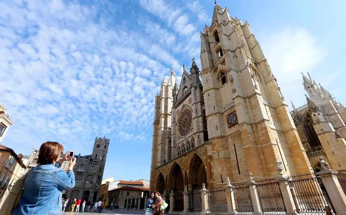 Turistas en la Catedral de León, el sector remarca que el agosto ha sido "desolador".