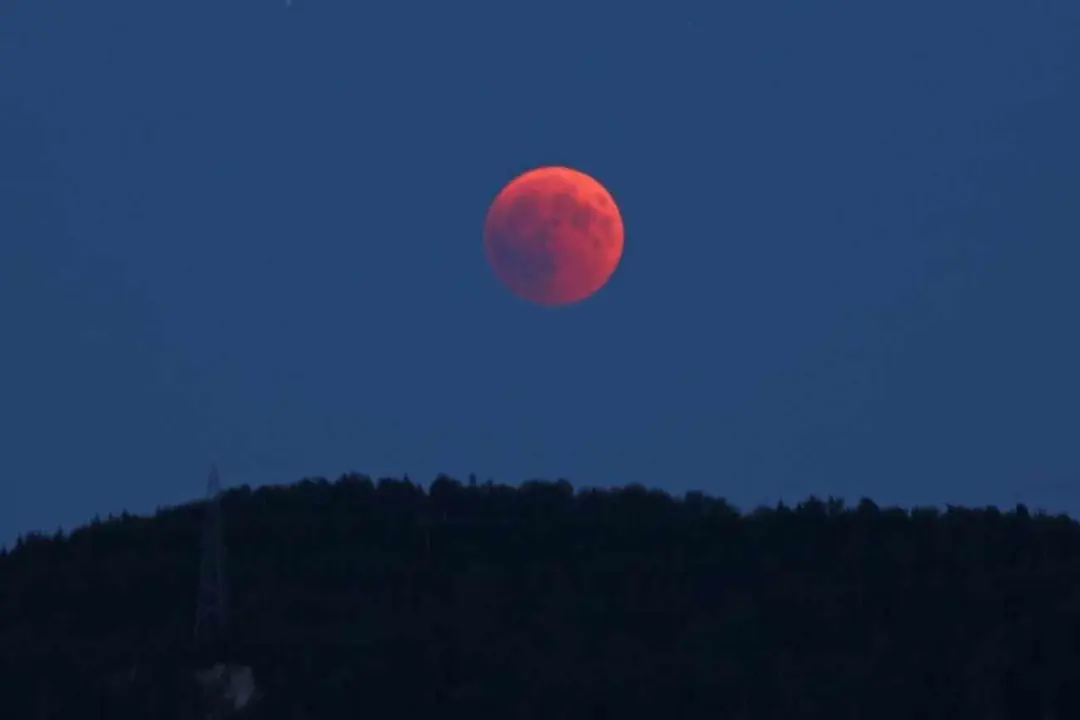 Las nubes amenazan en León el espectáculo del eclipse lunar de este domingo.