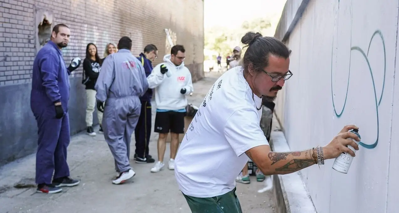 León acoge la celebración de la I Jam que reúne a músicos, artistas y artesanos. En la imagen, el organizador Sergio Canga durante un taller impartido a usuarios de Asprona
