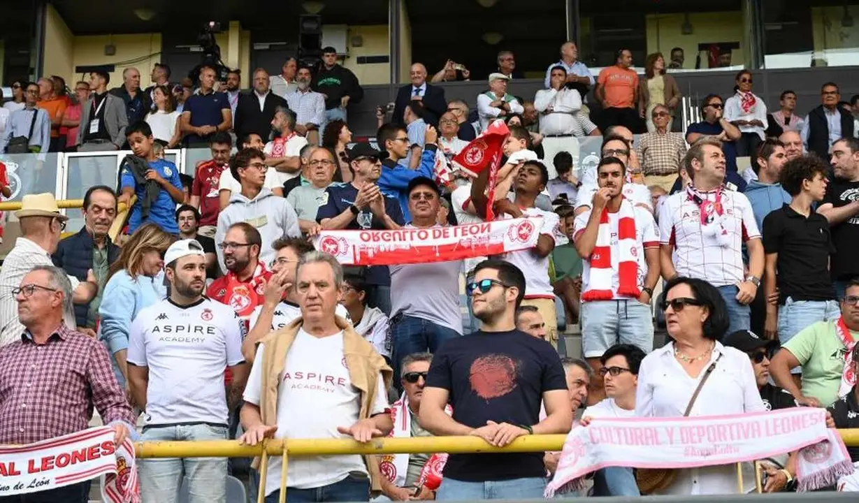 Aficionados de la Cultural y Deportiva Leonesa, durante un partido.