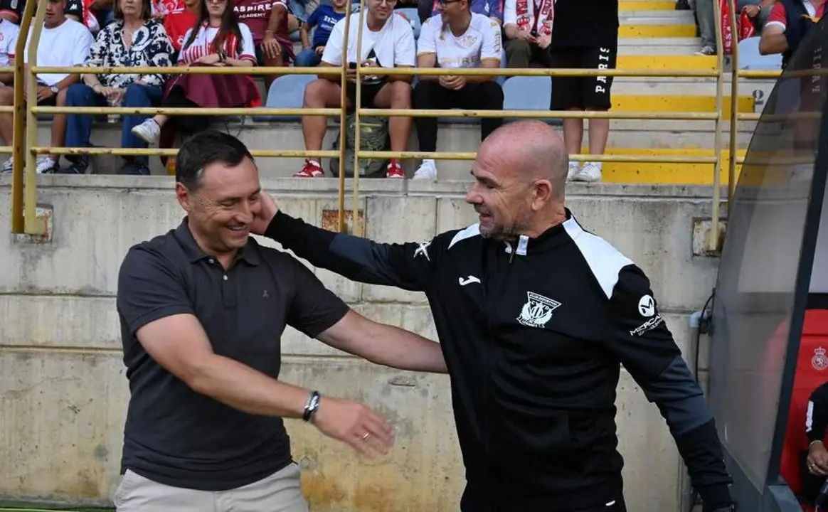 Llona saluda al entrenador del Leganés momentos antes del inicio del partido.