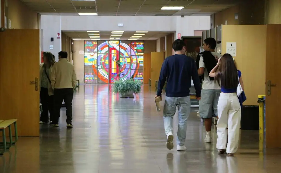 Estudiantes en el Campus de Vegazana de la Universidad de León.
