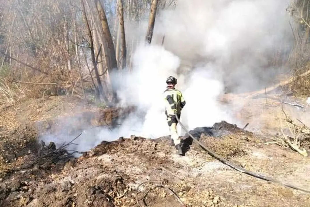 Bomberos del Sepeis, durante la extinción del incendio.