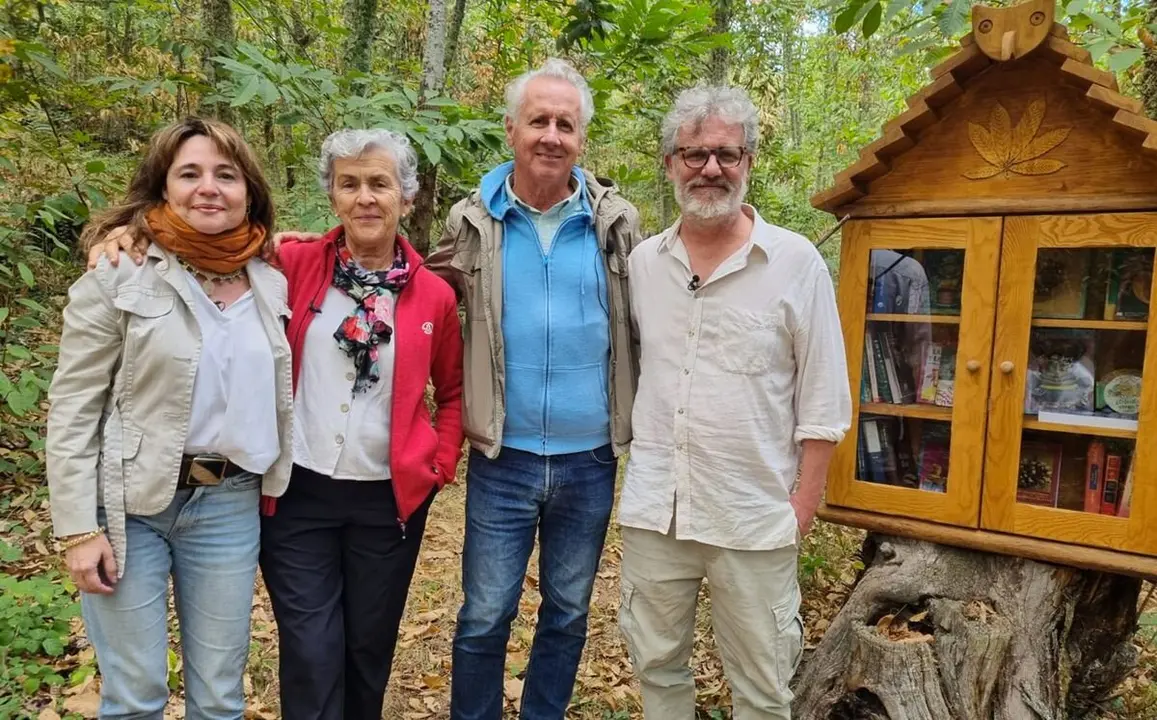 Lorenzo Milá visita El Bierzo para grabar un reportaje sobre los recientes incendios. En la imagen junto a miembros de la Asociación Bierzo Vivo