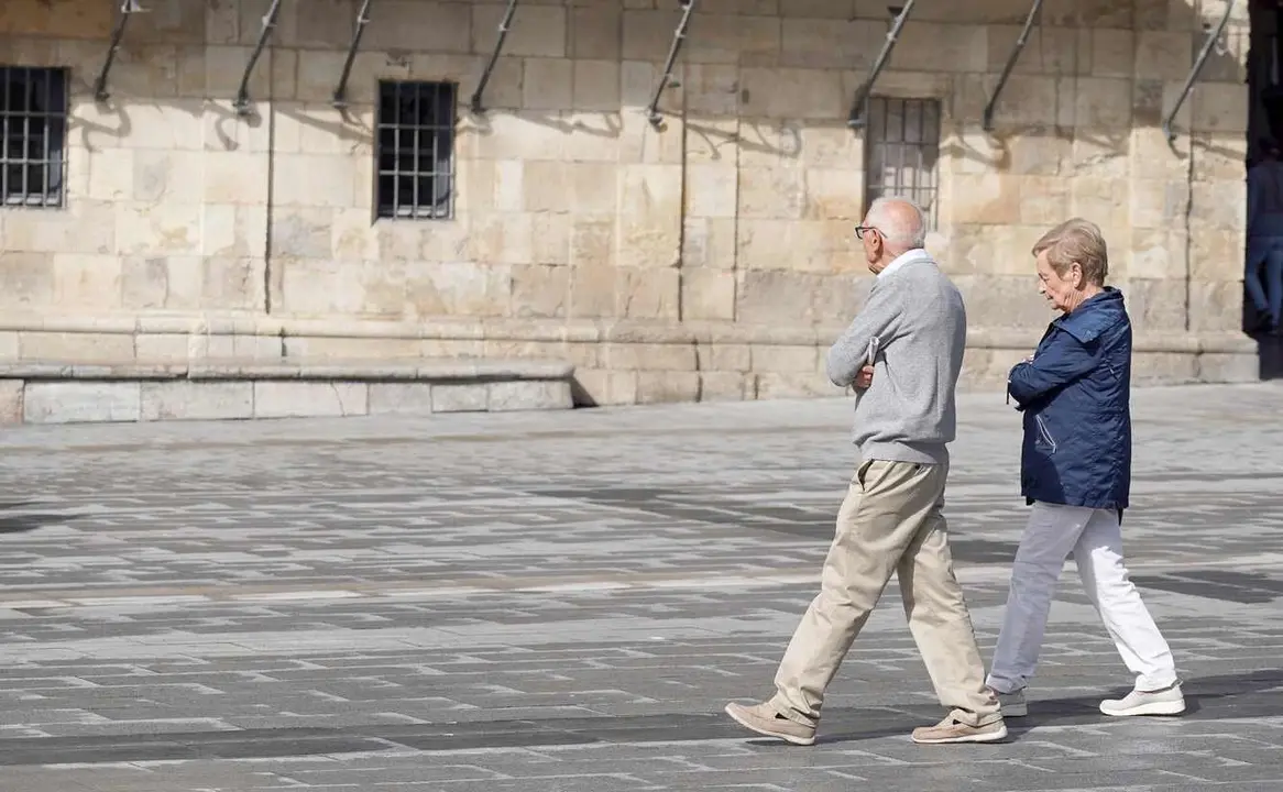 Una pareja de turistas pasea por la Plaza Mayor de León tras su renovación integral. Foto: Campillo