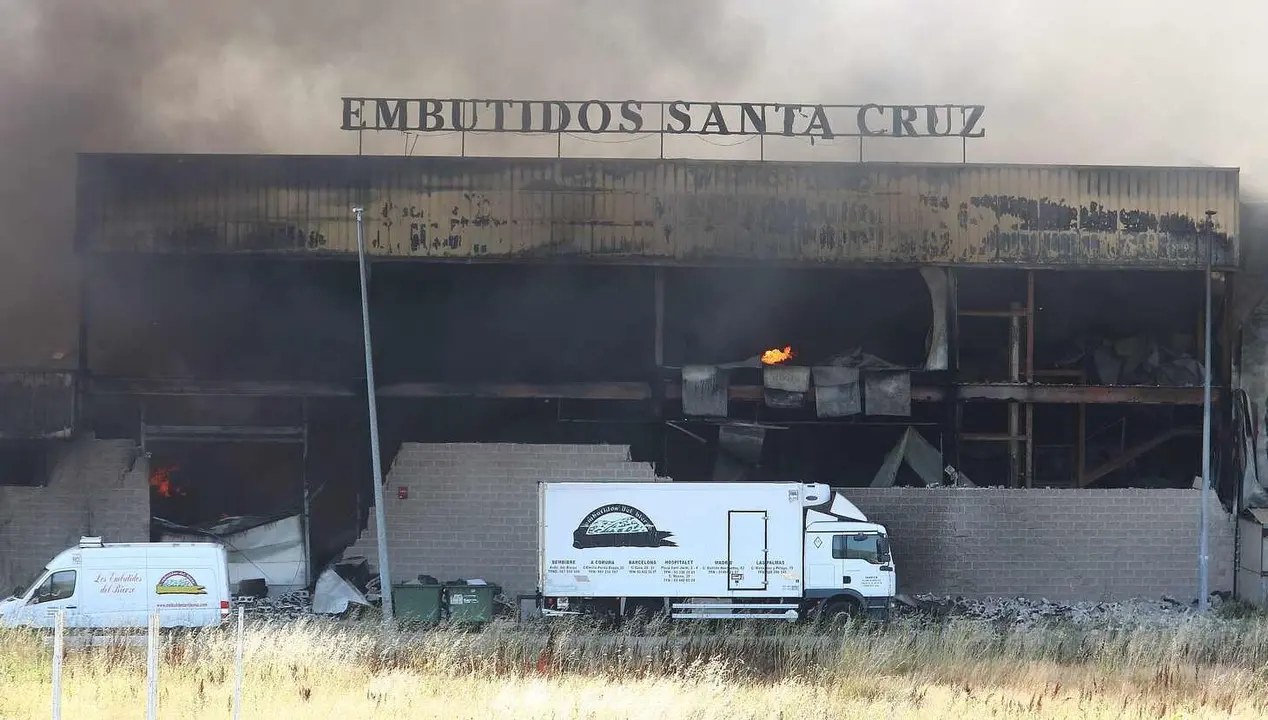 Imagen de la jornada en la que un incendio asoló la planta de Embutidos Santa Cruz.