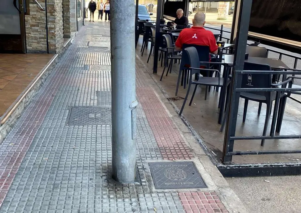 Imagen de una de las farolas que impiden el paso de los peatones, especialmente aquellos con movilidad reducida.
