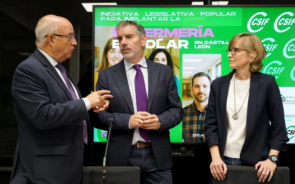 El presidente de CSIF en Castilla y León, Benjamín Castro; el presidente del Consejo de Enfermería de Castilla y León, Enrique Ruiz; y la presidenta de Confapacal, María Soledad Alegre, inician la campaña de recogida de firmas para que las Cortes aprueben la Ley de Enfermería Escolar. Foto: Leticia Pérez.