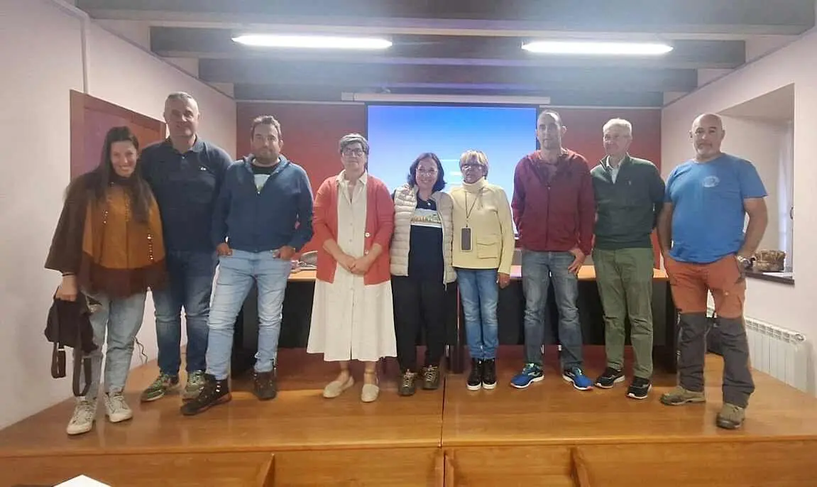 Foto de familia a la conclusión del encuentro mantenido en la localidad de Murias de Paredes.