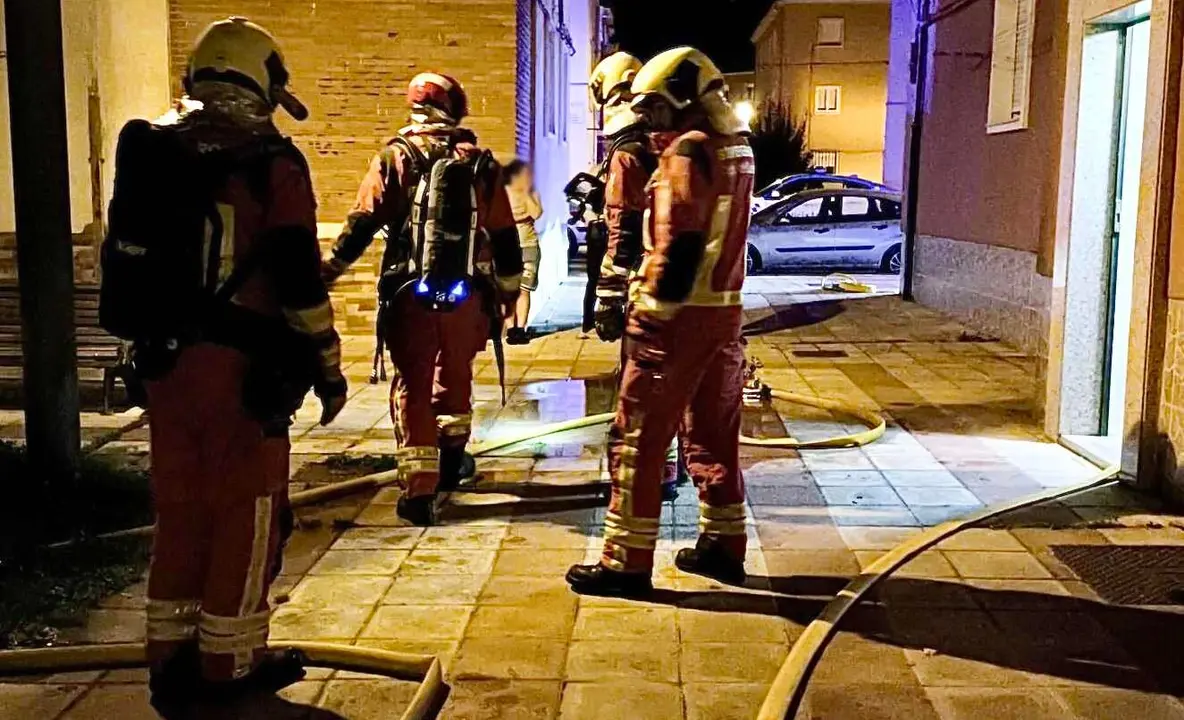 Bomberos de León, durante la intervención por la explosión de la batería de un patinete en Pinilla.