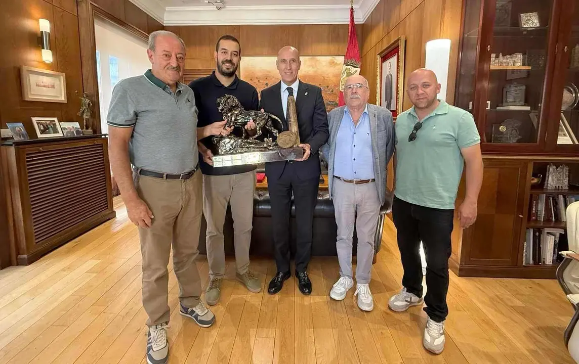 El alcalde de León, José Antonio Diez, acompañado por el concejal de Participación Ciudadana, Álvaro Pola, recibió en el consistorio al equipo de bolos ‘León Ciudad’.