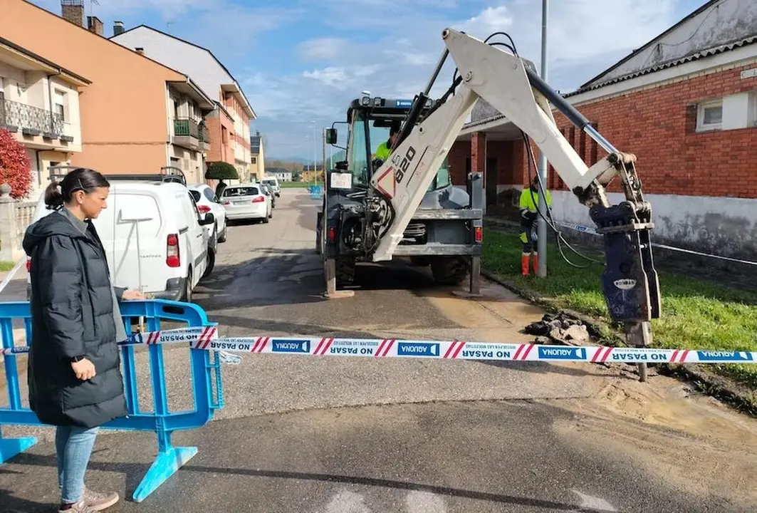 Operarios trabajando en una avería en la red de suministro de agua en Fuentesnuevas.