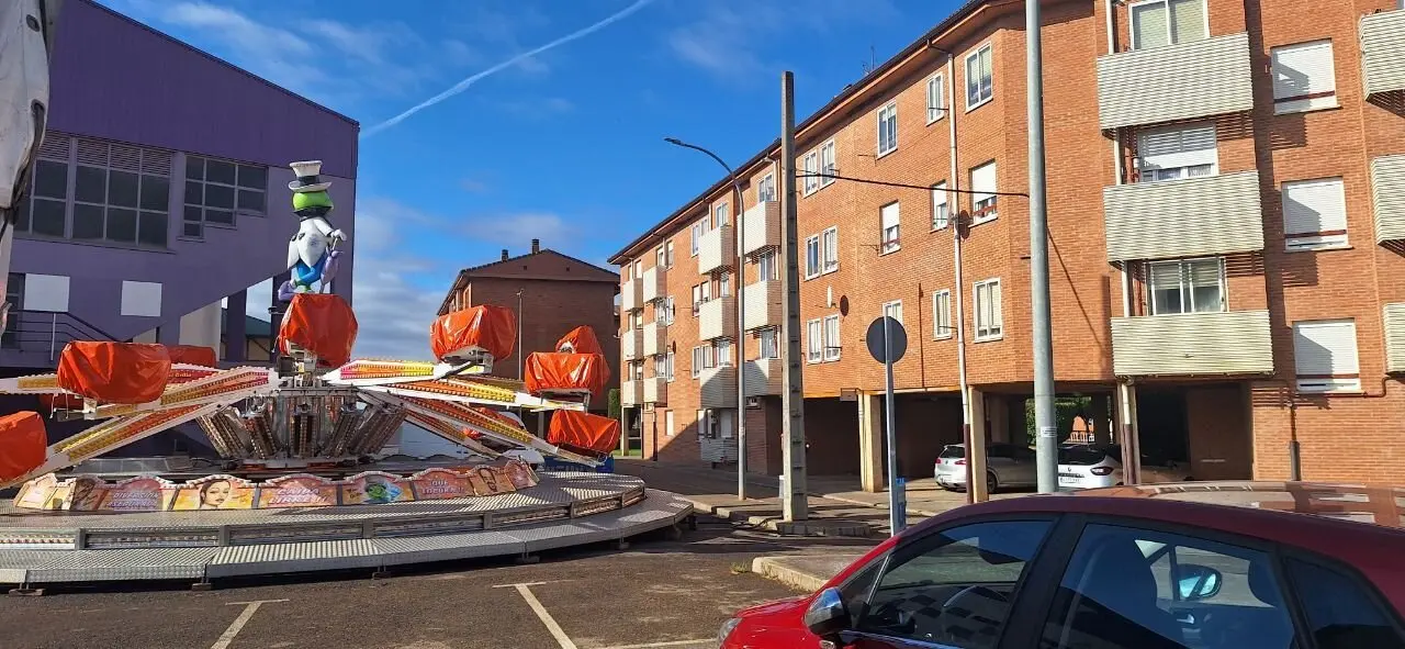 atracción de feria junto a una vivienda