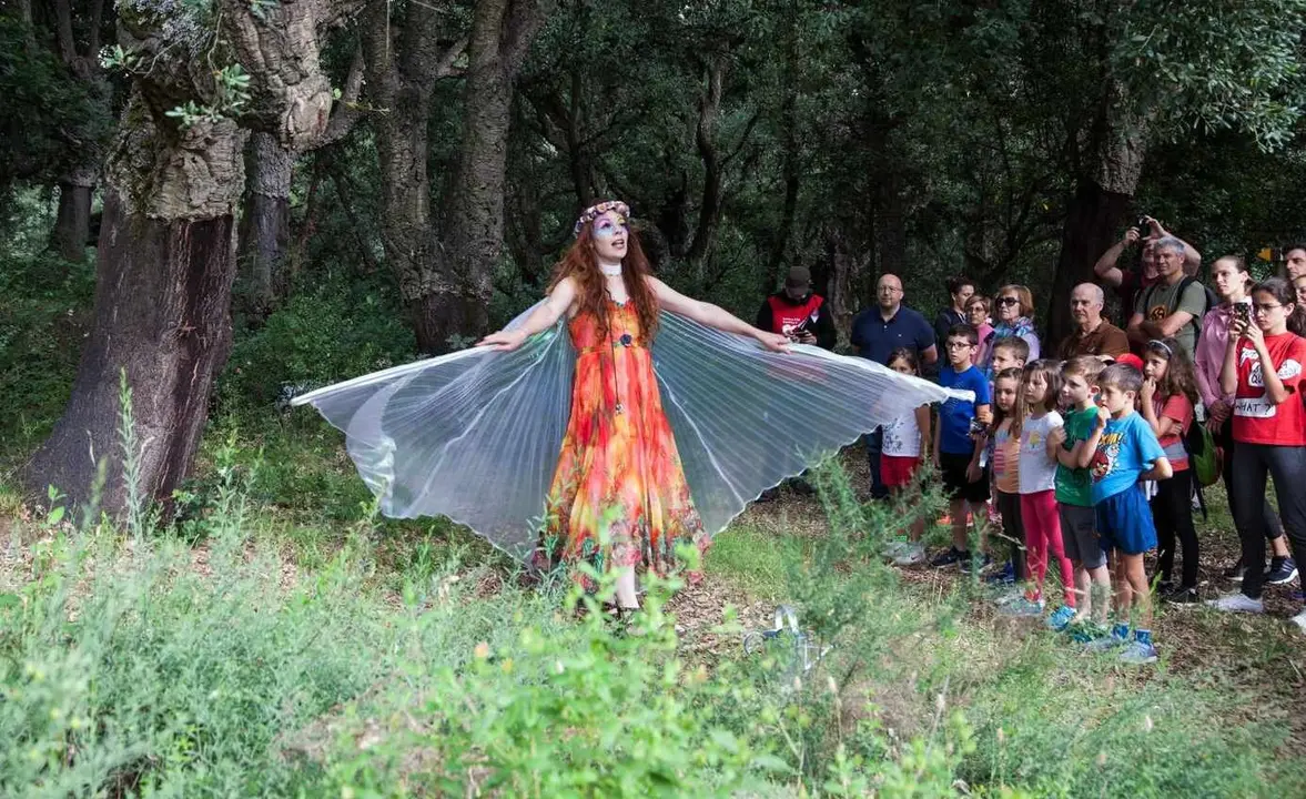 Escenas de la 'Senda Encantada' organizada por Dinamia Teatro en el bosque de alcornoques de la localidad berciana de Cobrana