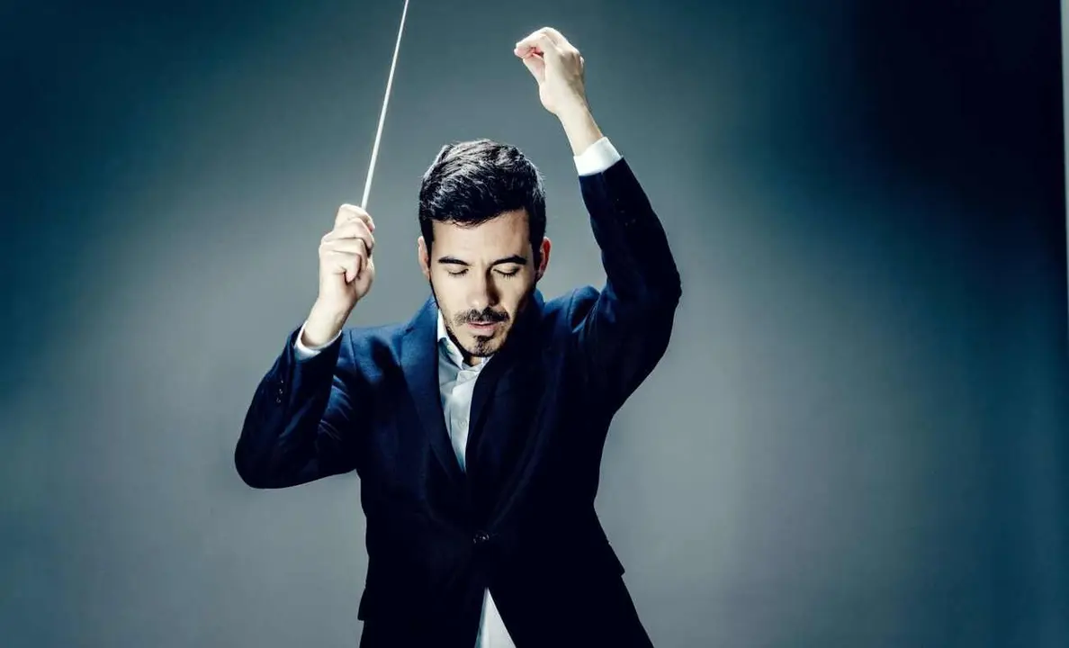 El Auditorio Ciudad de Le&oacute;n acoge este viernes un concierto extraordinario dentro del 38&ordm; Festival de M&uacute;sica Espa&ntilde;ola con el pianista Antonio Oyarz&aacute;bal y el director Nuno Coelho, en la imagen.