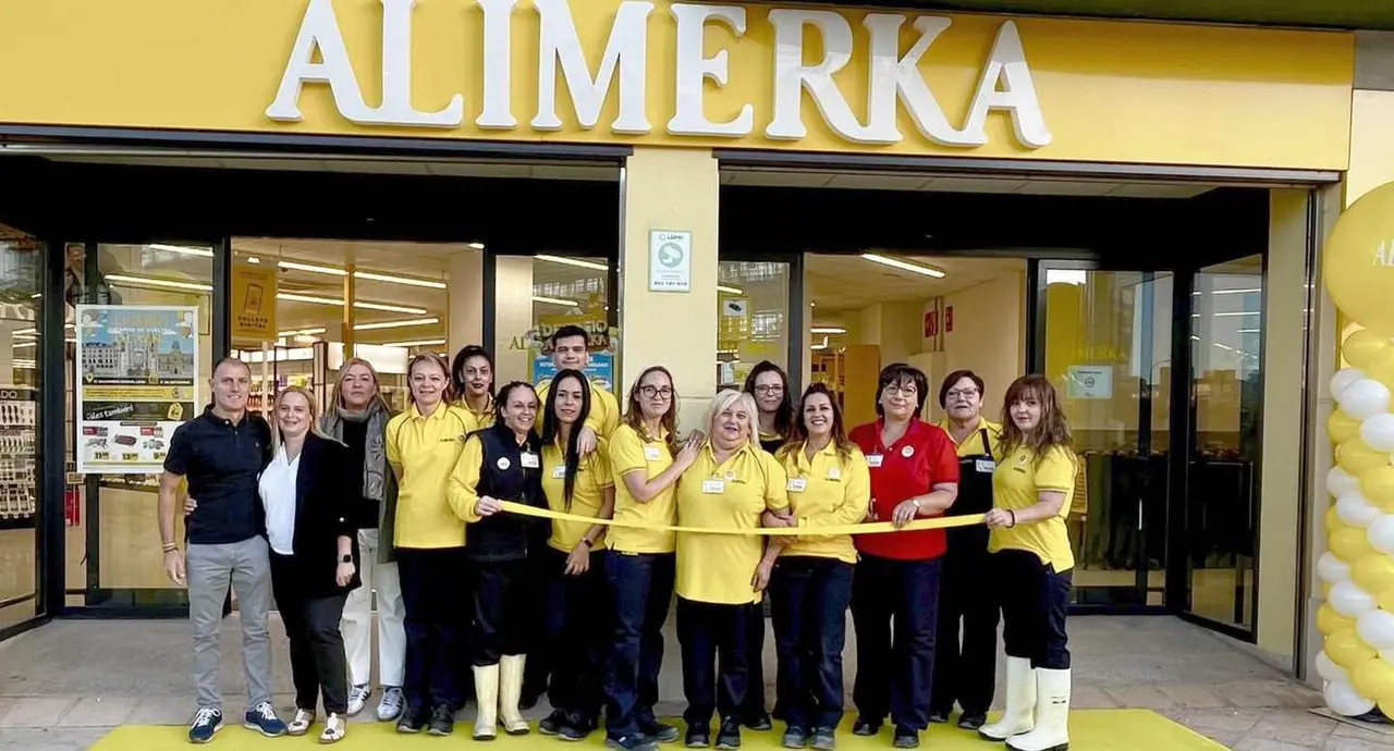 El equipo de profesionales del supermercado Alimerka de Baldomero Lozano
