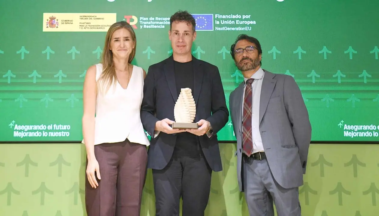 Mario Rivas, alcalde de Villablino, en el momento de recoger la distinción.