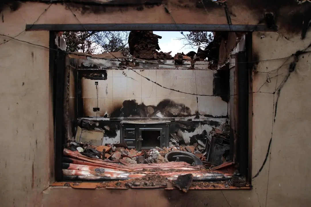 Imagen de la localidad de Castrocalbón tras el paso de las llamas. Foto: Peio García