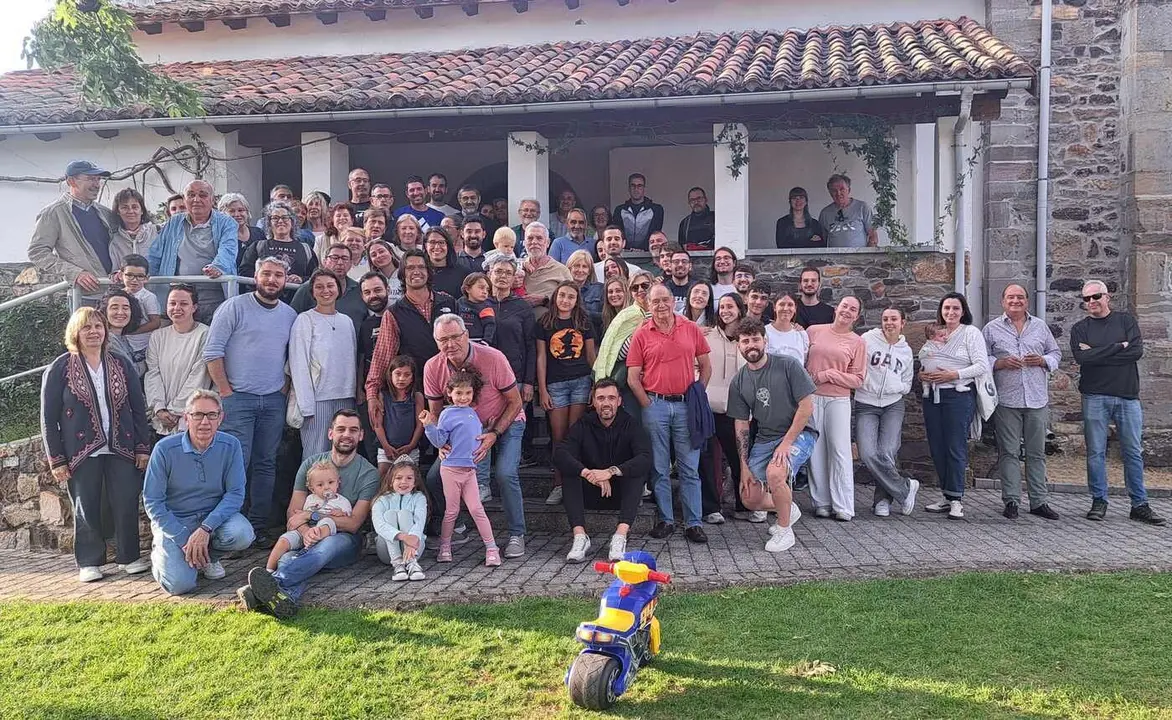 Participantes en una de las charlas en Folledo.