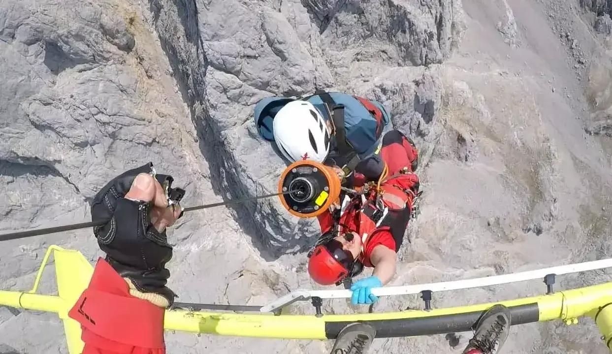 Los rescatadores, durante el izado del herido.