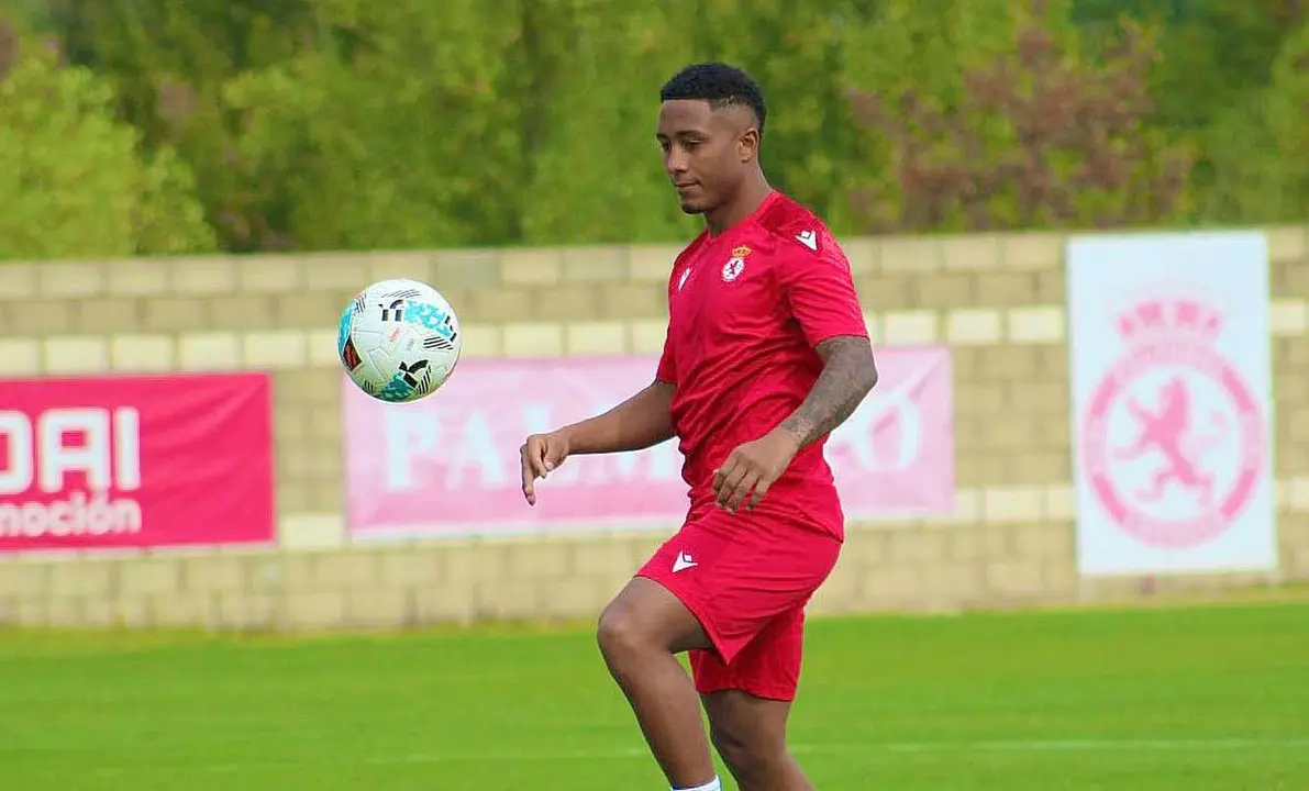 Lucas Ribeiro, durante el entrenamiento de este viernes. Foto: CyDLeonesa