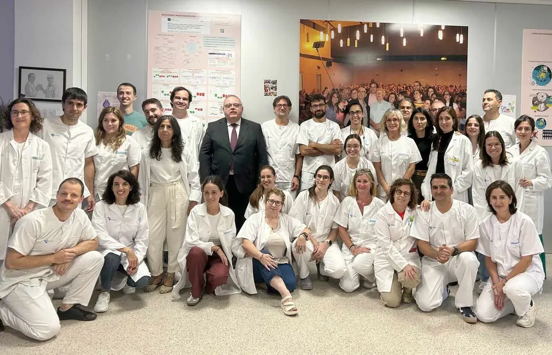 Profesionales de estas unidades posan junto al consejero del área.