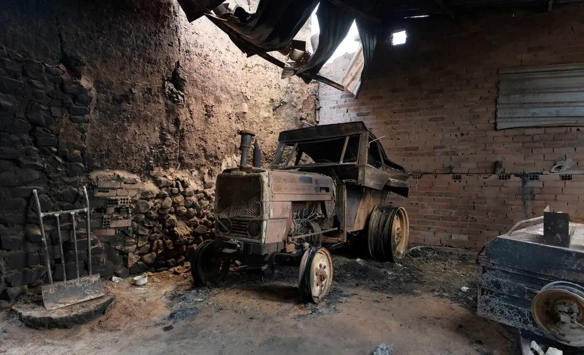 Imagen de vehículos agrícolas calcinados por el paso de las llamas.