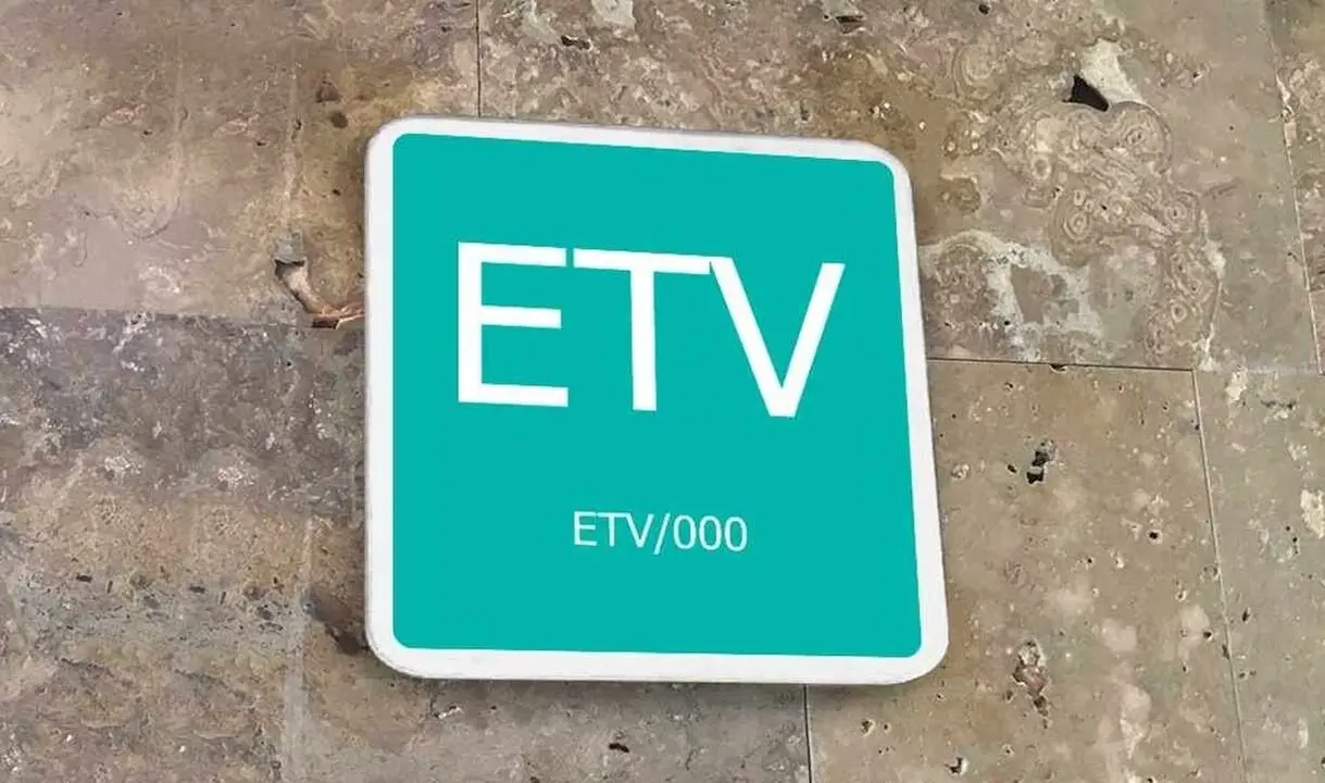 Placa de vivienda turística; el Gobierno apuesta por con control para evitar más zonas de tensión.