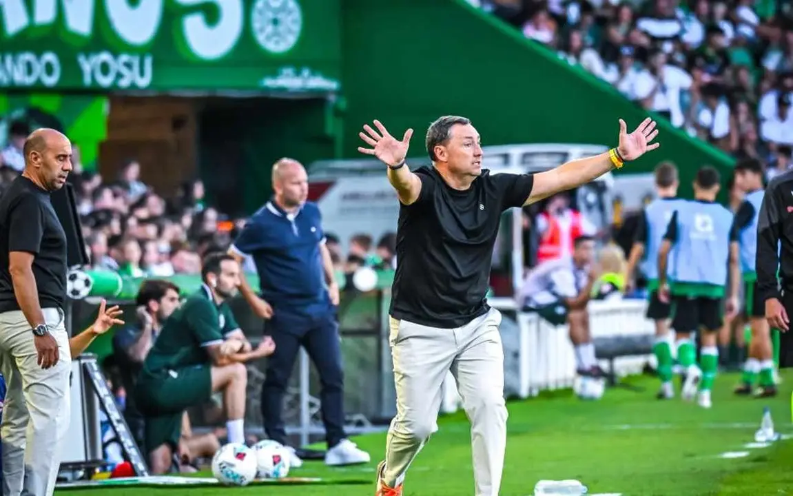 Llona, en un lance del partido ante el Racing de Santander.