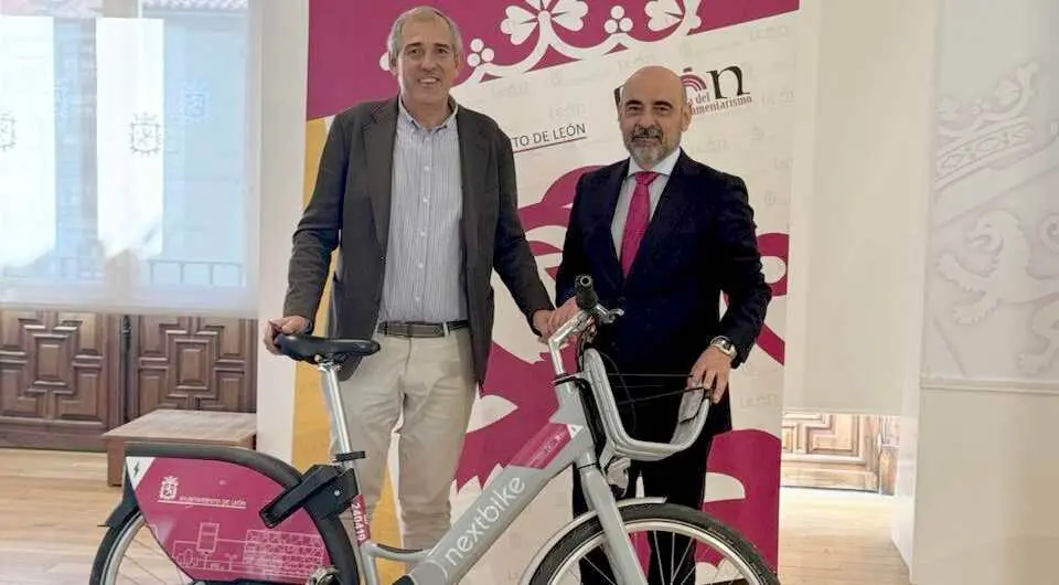 El concejal de Deportes, Vicente Canuria, junto al director de Comunicación de El Corte Inglés en León, Juan Carlos Vázquez.