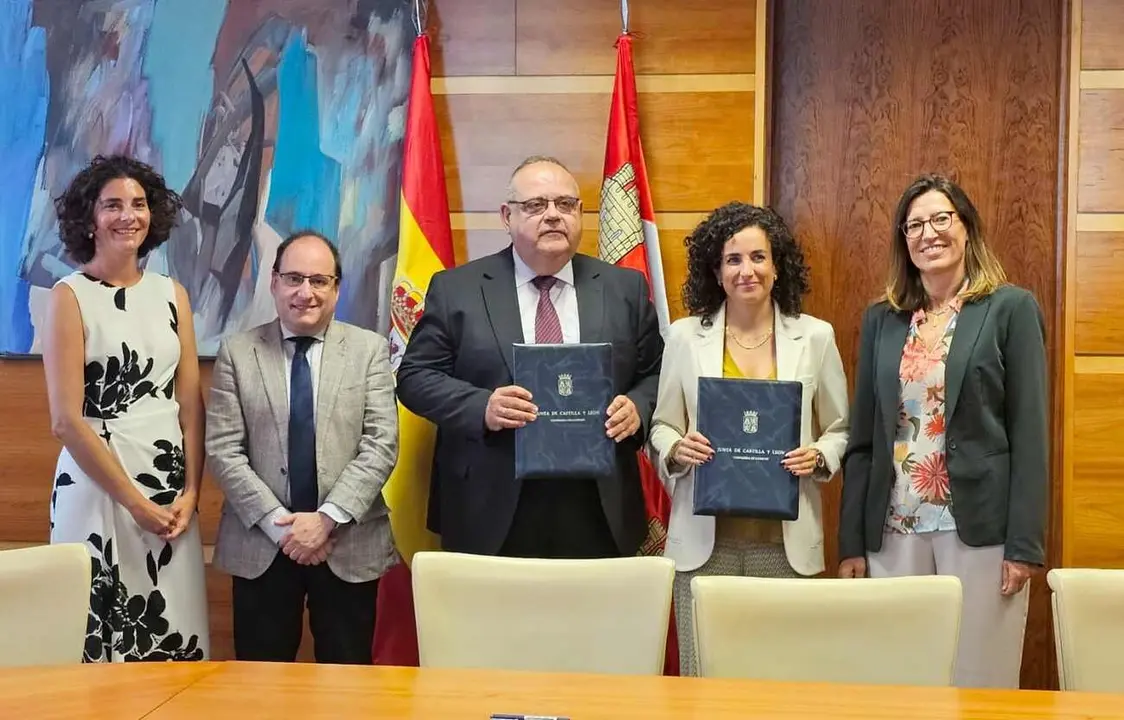 Foto de familia a la conclusión de la firma del acuerdo.