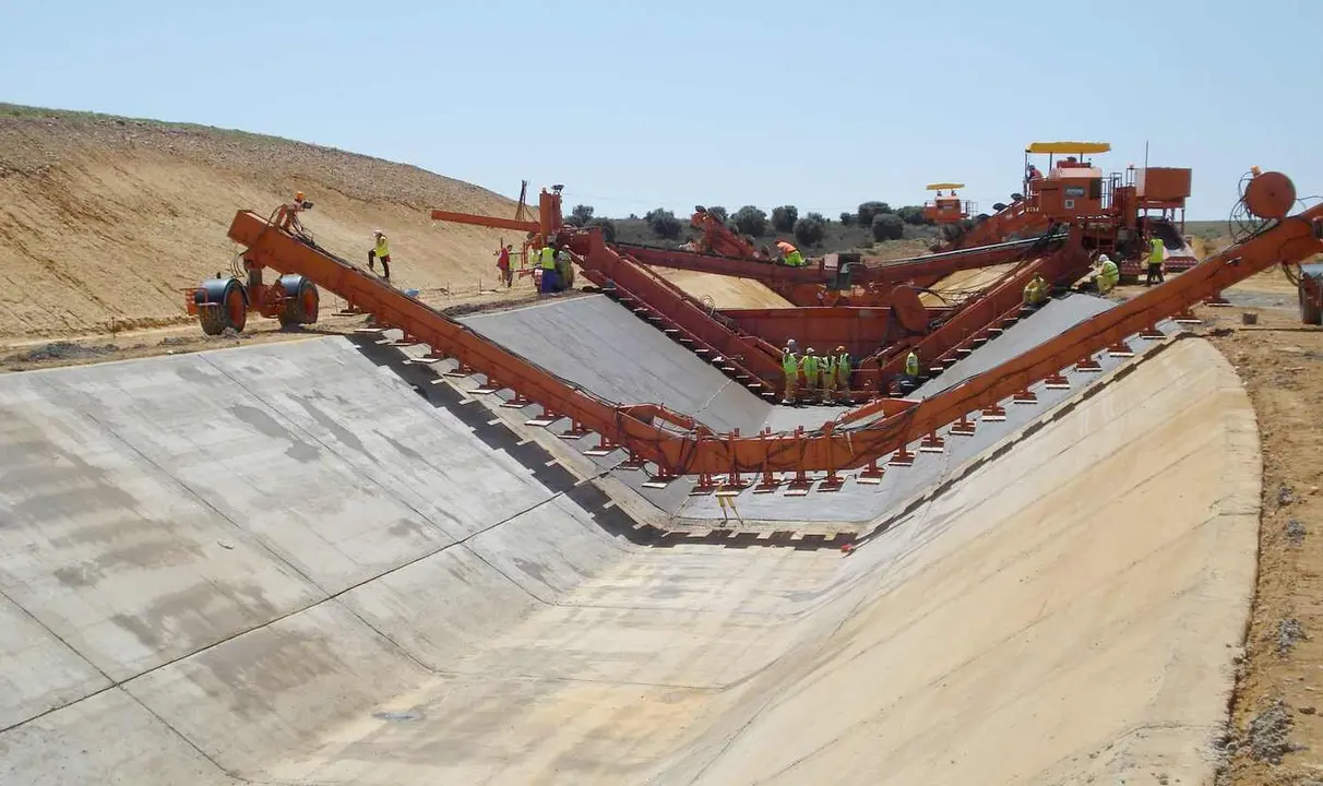 Obras en el canal, durante las grandes acometidas de la infraestructura.
