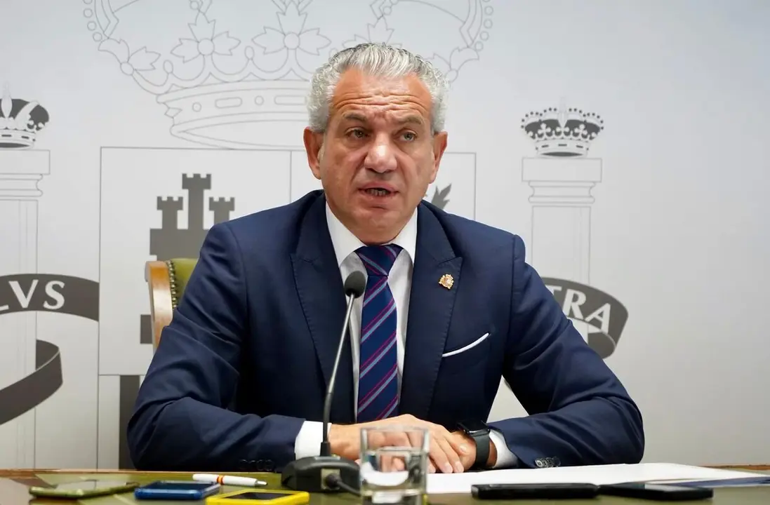 El delegado del Gobierno en Castilla y León, Nicanor Sen, presenta el informe de los medios del Gobierno de España que han participado en la extinción de los incendios durante el pasado mes de agosto en Castilla y León.