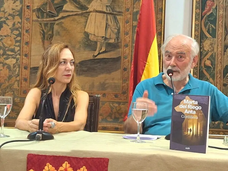 La escritora bañezana Marta del Riego, este martes en la Casa de Madrid junto al escrito Juan Pedro Aparicio. Foto: Casa de León en Madrid