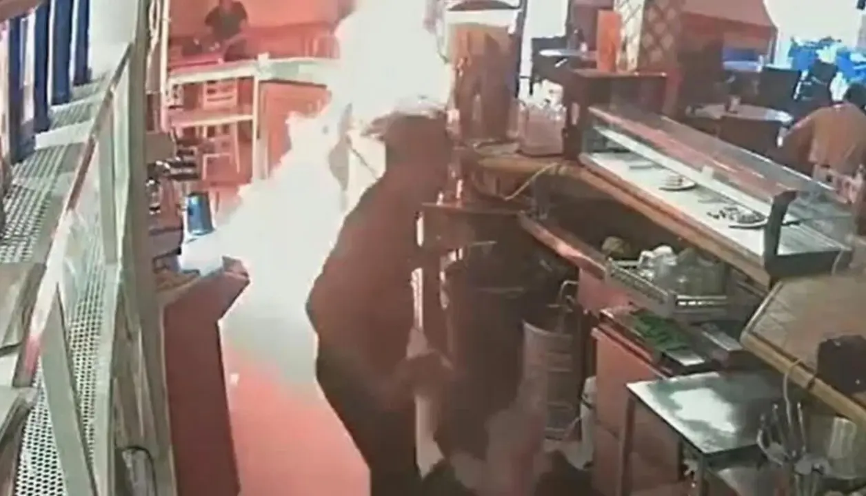 prende fuego a un bar por no tener mayonesa