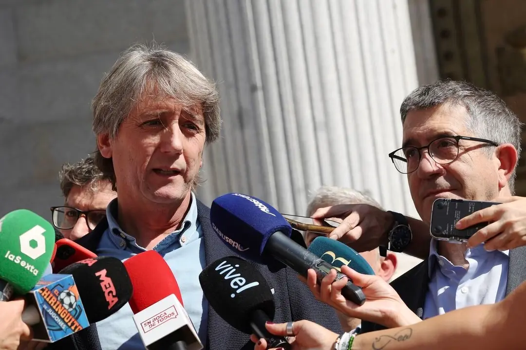 El secretario del PSOE de Castilla y León, Carlos Martínez y el portavoz del Grupo Socialista en el Congreso de los Diputados, Patxi López, atienden a los medios de comunicacion tras mantener un encuentro de trabajo con diputados y senadores de Castilla y León