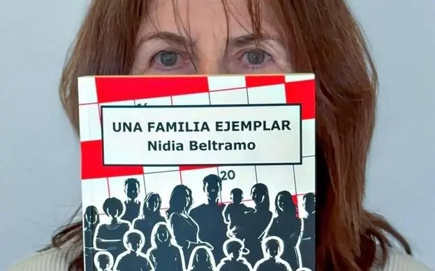 La escritora de origen argentino Nidia Beltramo con su última novela 'Una familia ejemplar'.