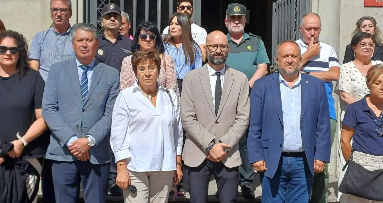 Un instante del minuto de silencio ante la Subdelegación del Gobierno.