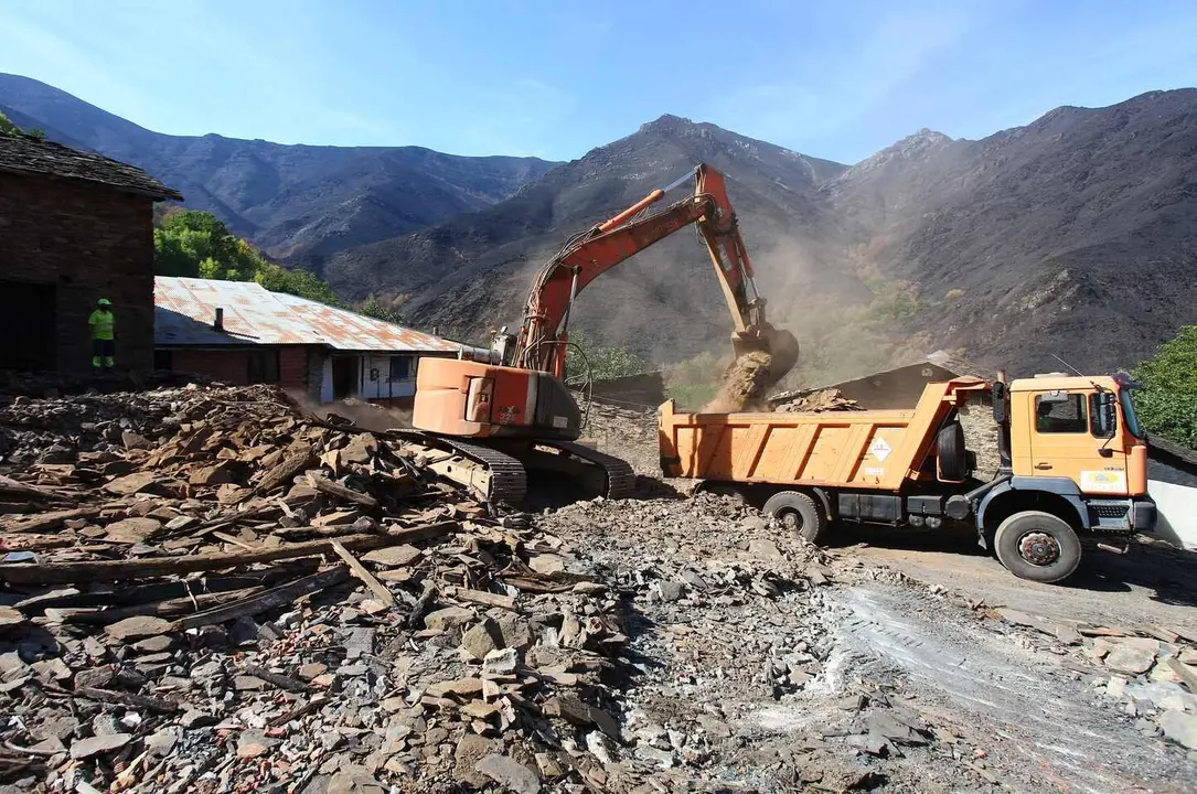 Trabajos de derribo y desescombro de las casas afectadas por el incendio en la localidad de Lusio.