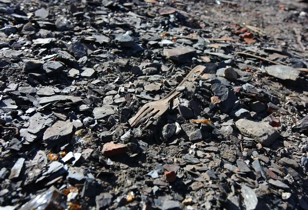 Trabajos de derribo y desescombro de las casas afectadas por el incendio en la localidad de Lusio (León)