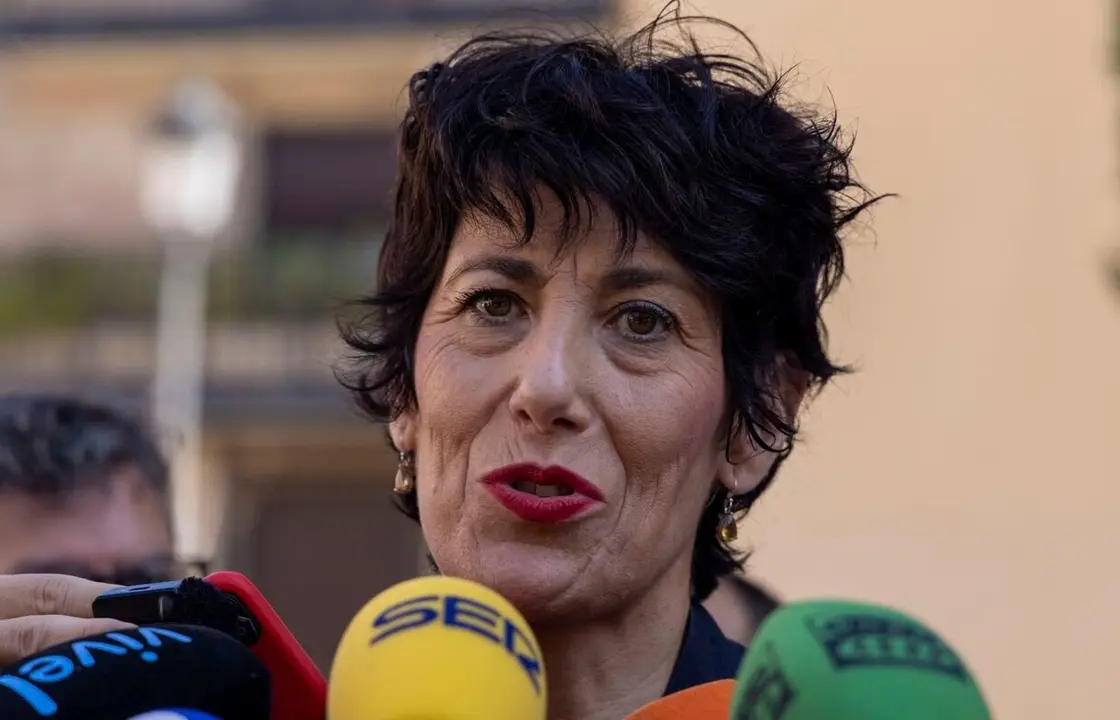 La ministra de Inclusión, Seguridad Social y Migraciones, Elma Saiz, el secretario general del PSCyL, Carlos Martínez, y el responsable estatal del Sindicato Profesional de Bomberos Forestales de UGT, Ángel Rubio, mantiene una reunión con bomberos forestales de Castilla y León. Foto: Susana Martín.