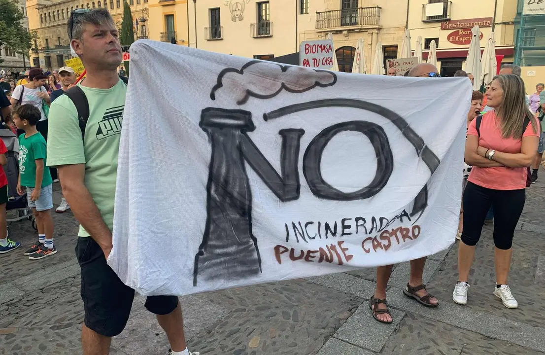 Vecinos de Puente Castro protestan contra la instalación de una macroplanta de biomasa en su barrio.