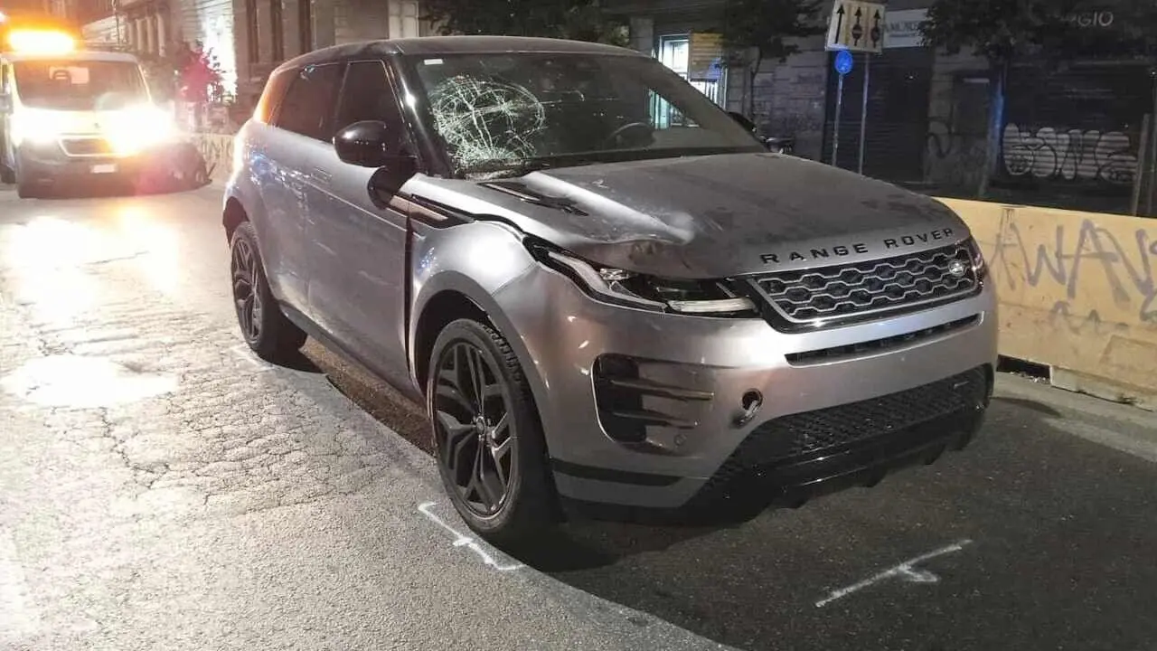 Imagen del vehículo implicado en el atropello mortal ocurrido en la calle Corso Umberto I de Nápoles, a la altura del número 87.