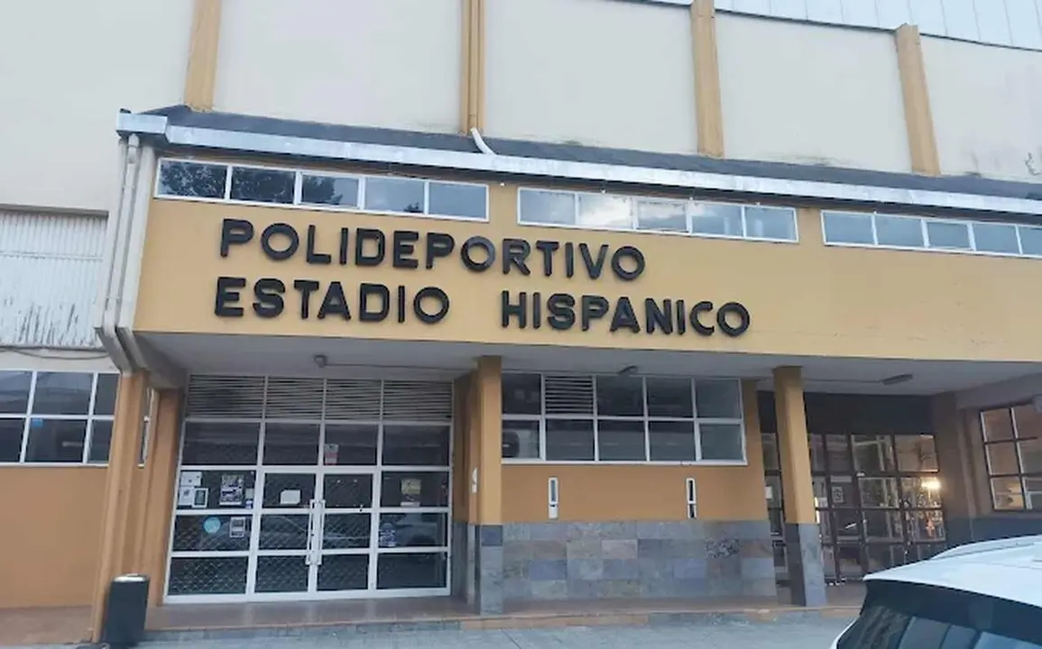 Imagen de la fachada principal del Estadio Hispánico.