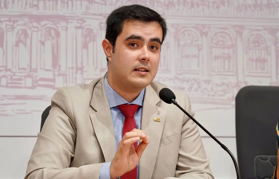 La concejala de Acción y Promoción Cultural de León, Elena Aguado, presenta el ciclo ‘Órgano en la Catedral’ acompañada del organista, Carlos Julián Fernández, el deán, Florentino Alonso y la secretaria de la asociación Amigos del Órgano Catedral de León, Marta Martínez